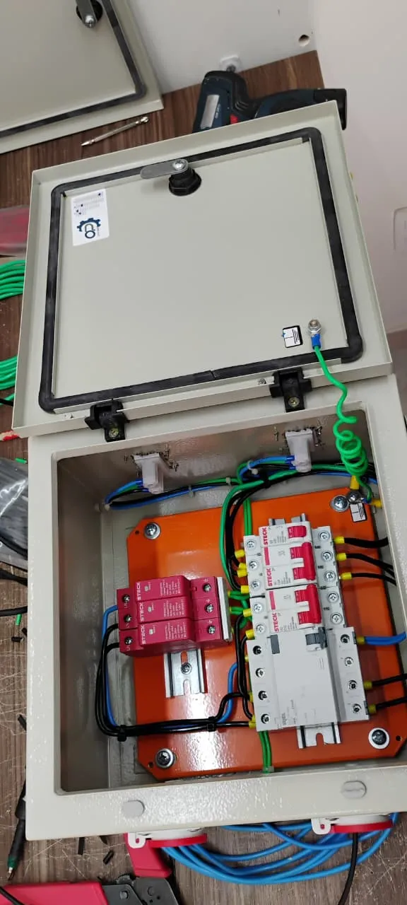 Montagem de caixa de distribuição elétrica