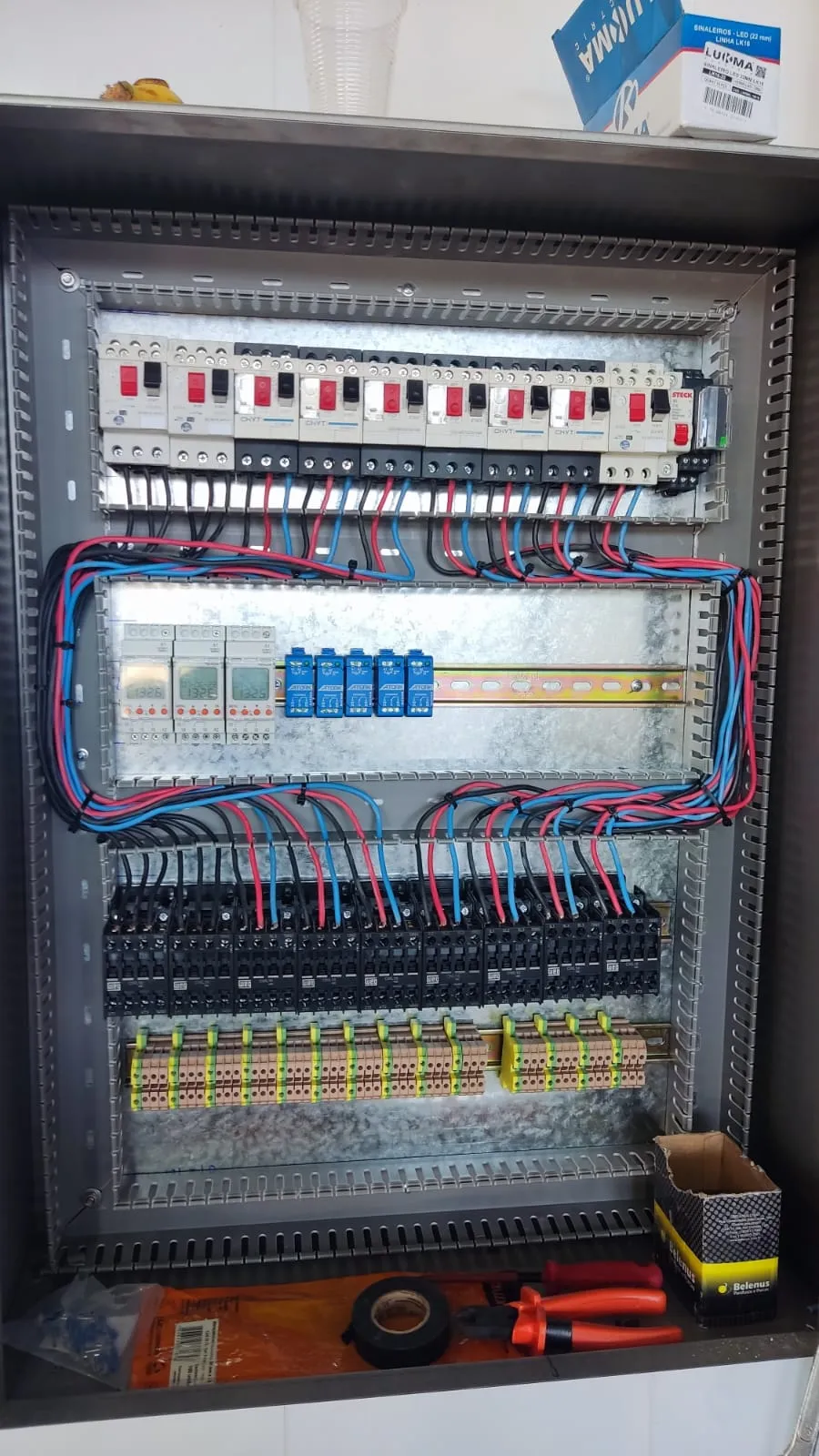 Montagem de painel de comando elétrico