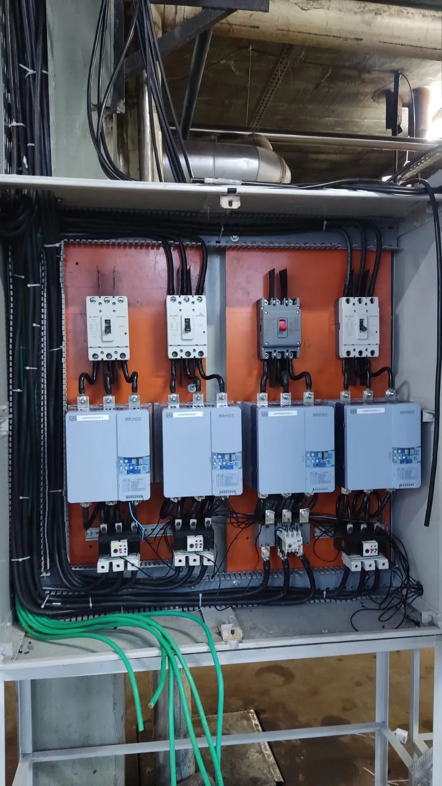 Montagem de quadro de comando elétrico