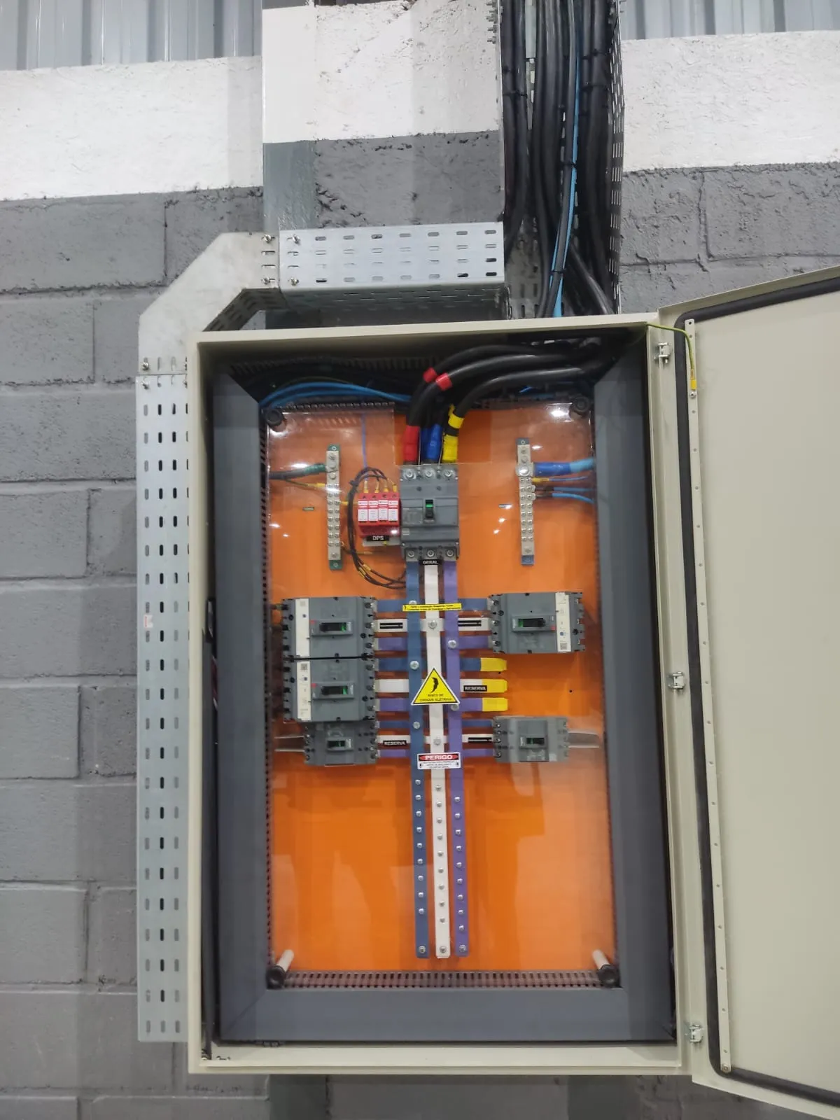 Montagem de quadro de distribuição