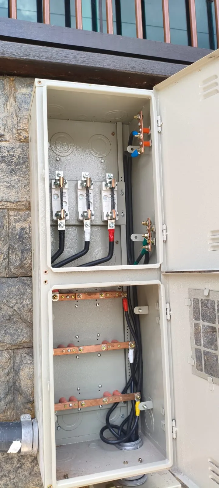 Montagem de quadro de distribuição de energia